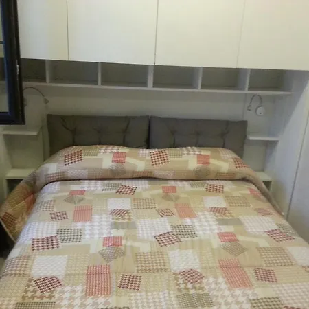 D&g Airport Bed & Breakfast *